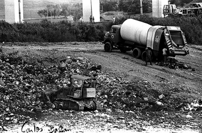 Os caminhões de lixo da prefeitura descarregando no Aterro do Santa Bárbara