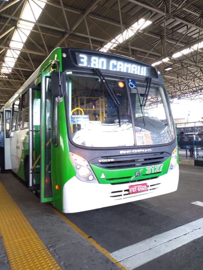 Elevador de ônibus da linha 3.80 quebra e impede embarque e desembarque de cadeirantes