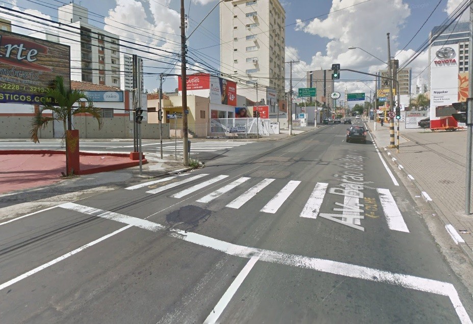 A porteira da via férrea que cruzava a Avenida Barão de Itapura