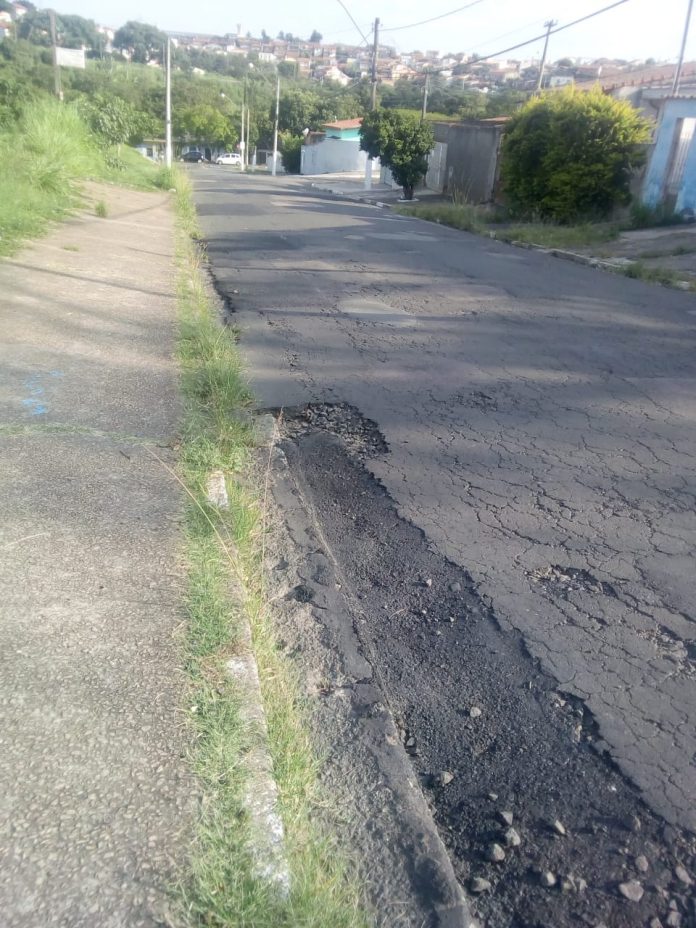 Reparo feito há menos de um mês em asfalto no Jd. São Pedro já apresenta defeito