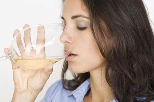  Confira três coisas em que o consumo de álcool pode prejudicar na sua pele