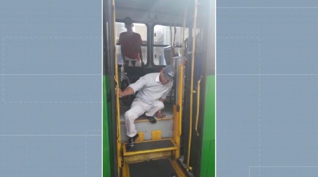  Cadeirante se arrasta para descer de ônibus da linha 381 que estava com elevador quebrado