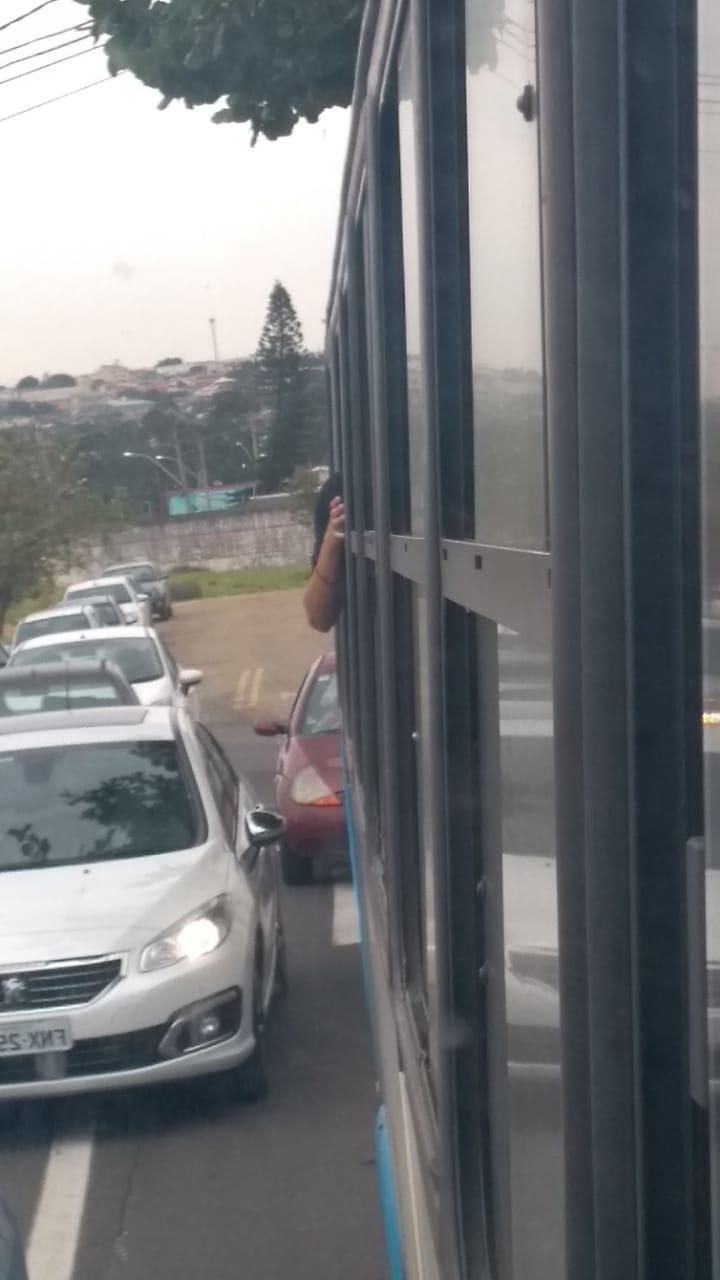  Mesmo após acidente, usuários de ônibus de Campinas assumem risco e continuam com braço para fora