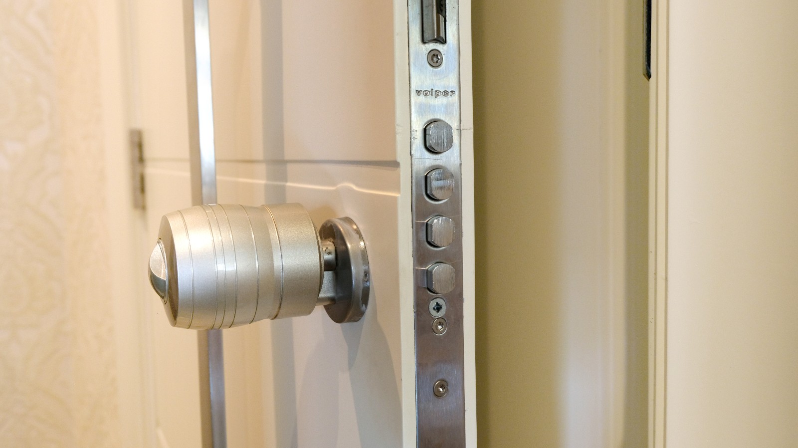  Veja motivos para investir na instalação de uma porta antiarrombamento em sua casa