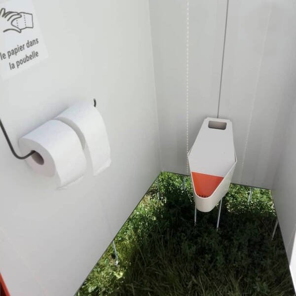  Grupo coleta urina em banheiros públicos para usar como fermento de pão