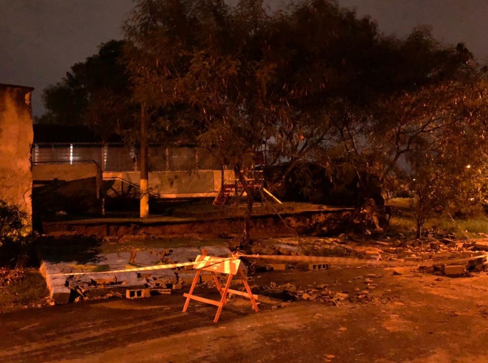 Defesa Civil interdita muro de escola que caiu após chuva