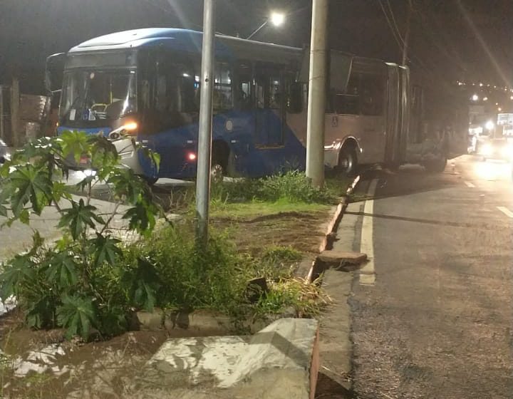 Ônibus atola depois de tentar desviar de alagamento na obra do BRT no Vida Nova em Campinas