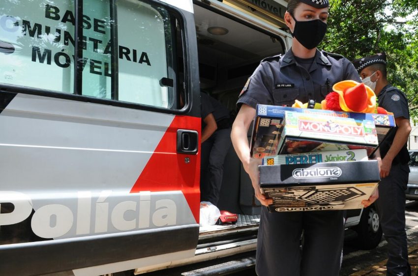 PM entrega brinquedos a menino vítima de maus-tratos em Campinas