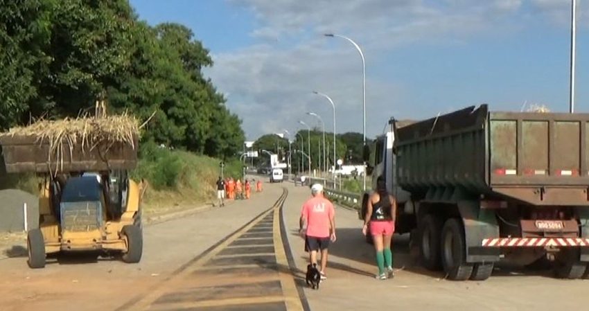 Mesmo com ônibus circulando pela via, pessoas seguem transitando pelas faixas do BRT em Campinas