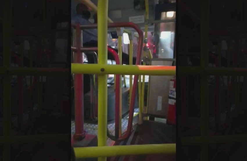  Motorista chuta homem supostamente embriagado para fora de ônibus em Campinas; Veja o vídeo