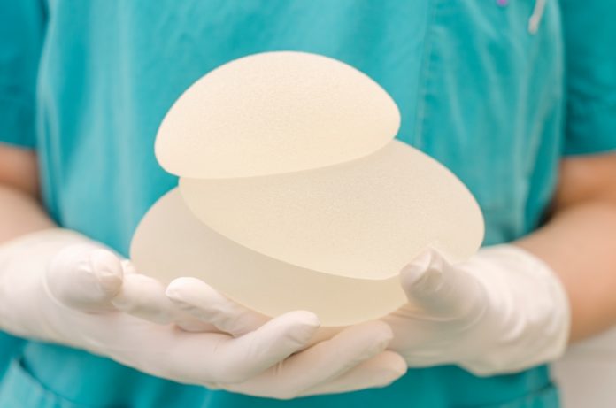  Aumenta procura pela reversão à cirurgia de implantação de prótese de silicone nos seios