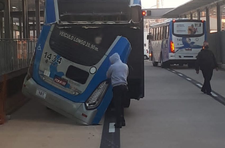 Traseira de ônibus cai durante itinerário na Avenida Ruy Rodriguez em Campinas