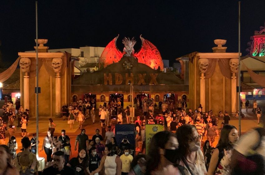 Hopi Hari tem filas de mais de 4 horas, pouca água e muita irritação