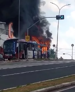 (Mais um) ônibus da Campibus pega fogo sozinho na JBD