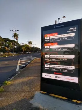 E o totem de informação que informa errado quando vem ônibus?