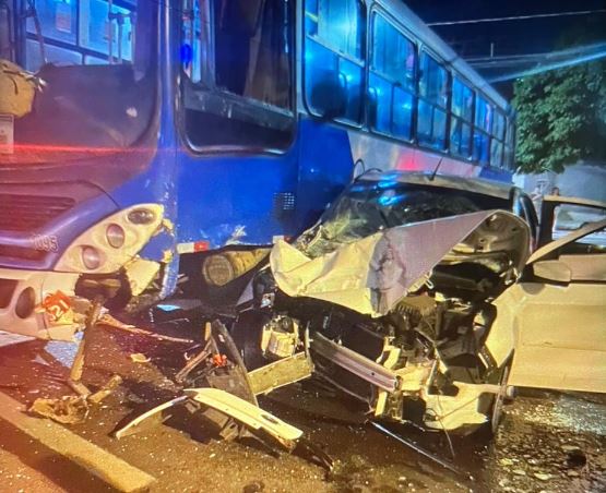 VÍDEO: Carro em alta velocidade bate em ônibus na Vila União; Veja momento da colisão