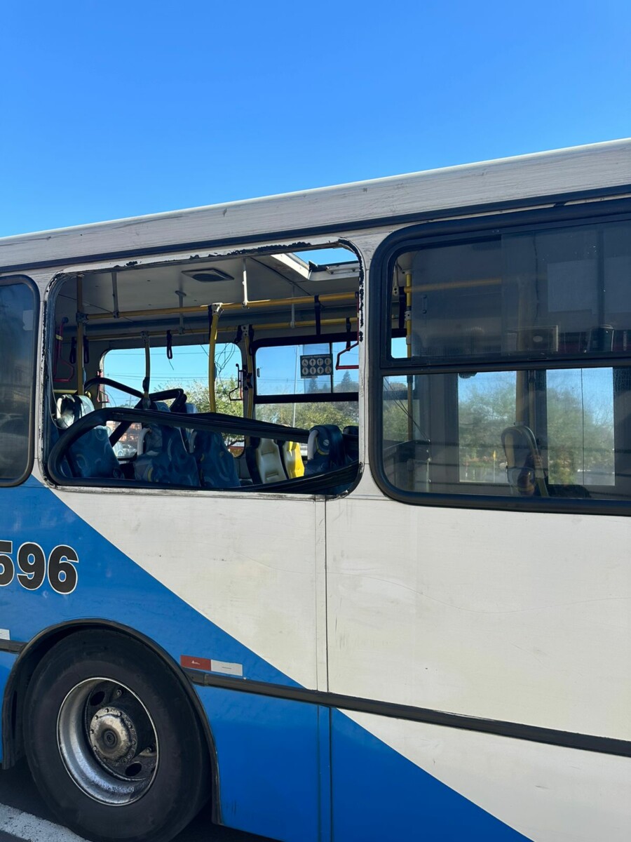 Bandidos vandalizam ônibus articulado da linha 120 em Campinas, mas são detidos no T. Ouro Verde