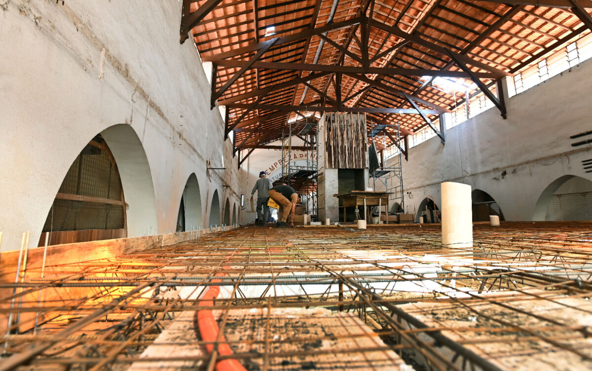 Com obras atrasadas em dois meses, Mercado Municipal de Campinas recebe concretagem do mezanino