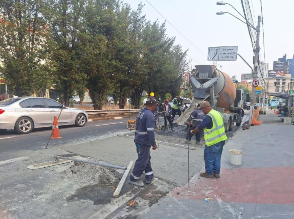 Avenida Brasil tem ponto de ônibus com obras e desvios; Confira as mudanças