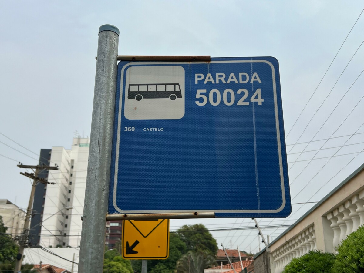 Placas de paradas de ônibus têm letras minúsculas para o nome e número da linha, que são praticamente ilegíveis