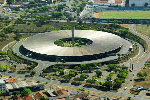 Projetada por Niemeyer, Rodoviária de Londrina tem arquitetura como uma atração à parte