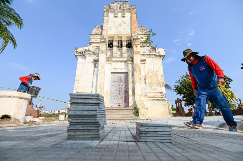 Reforma do piso do Cemitério da Saudade em Campinas está 80% concluído