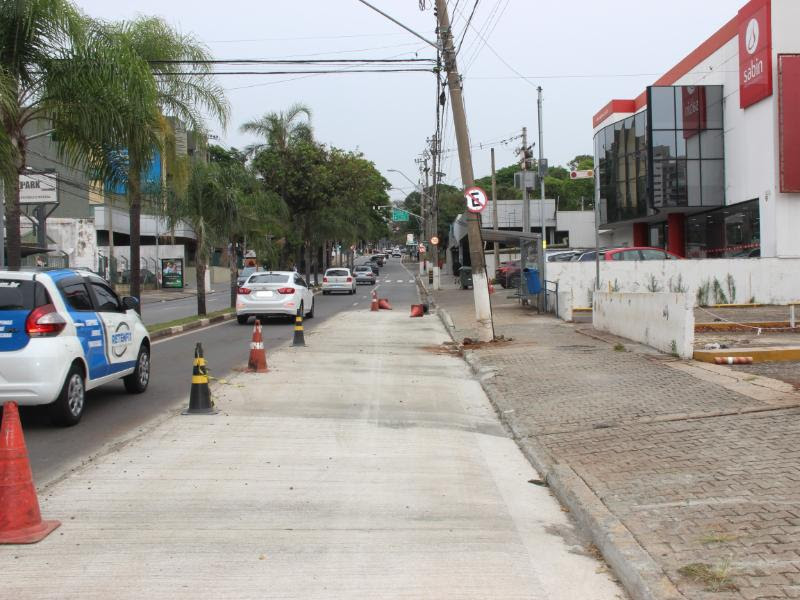 Prefeitura continua concretagem em pontos de ônibus na Avenida Brasil em Campinas