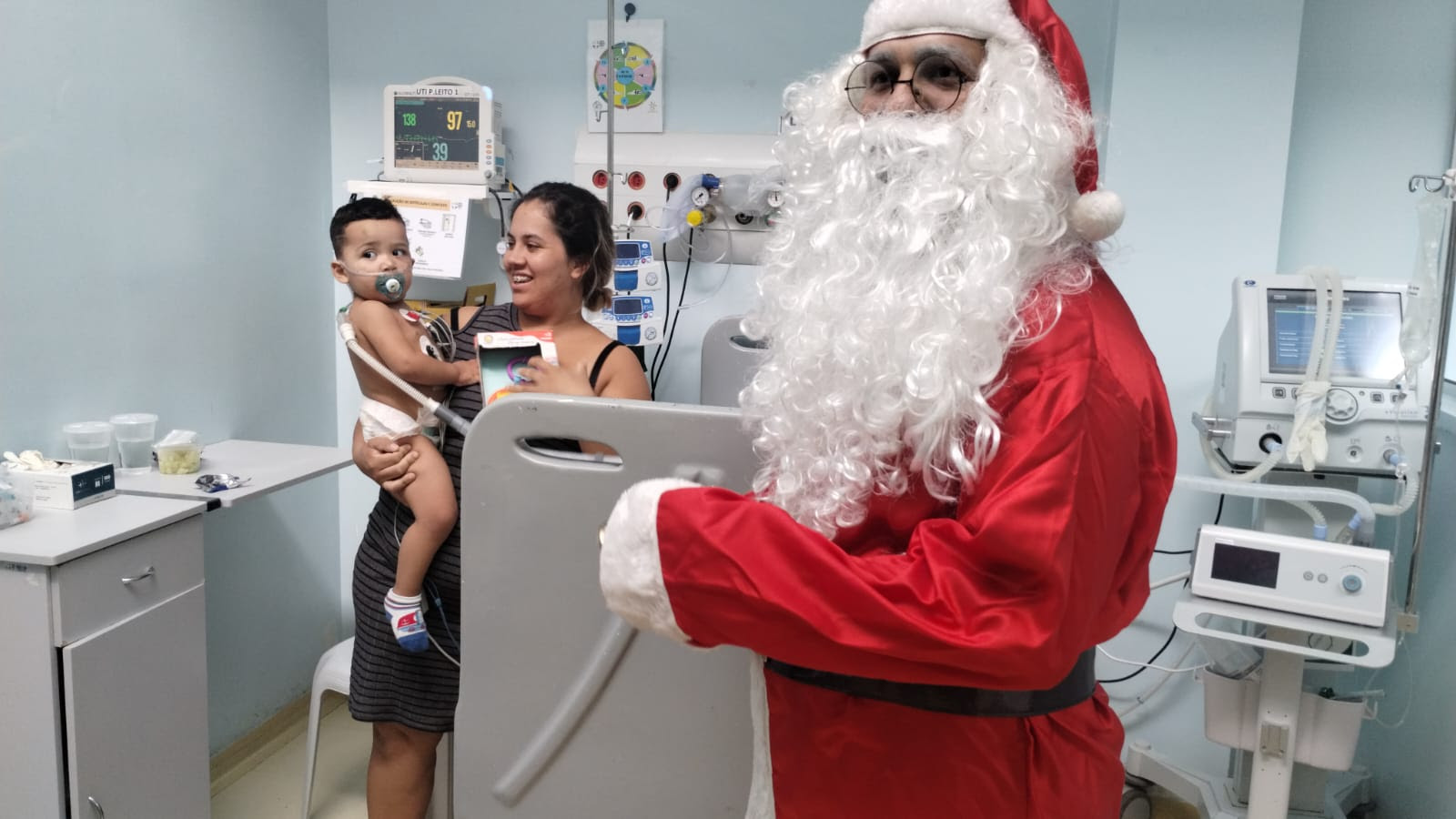 Papai Noel visita crianças internadas no Hospital Ouro Verde em Campinas