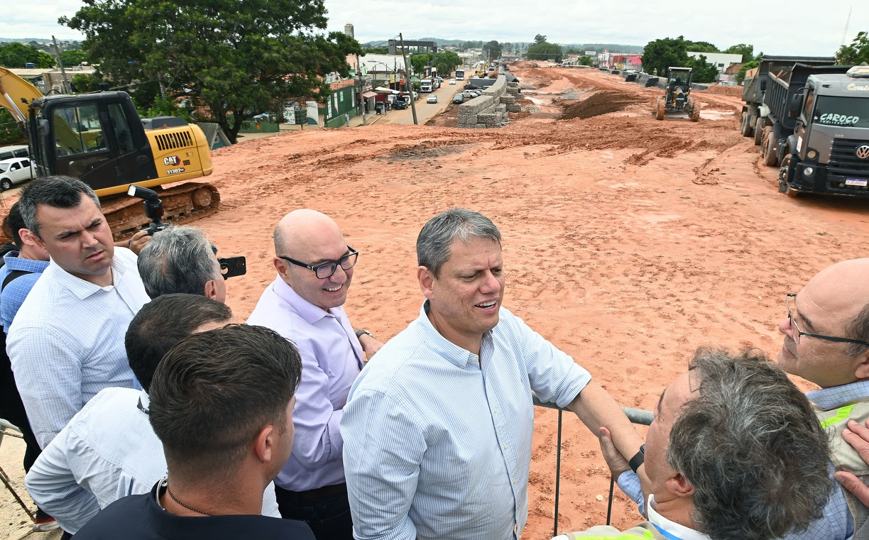 Governador Tarcísio de Freitas visita obras da Rodovia Miguel Melhado em Campinas e anuncia casas