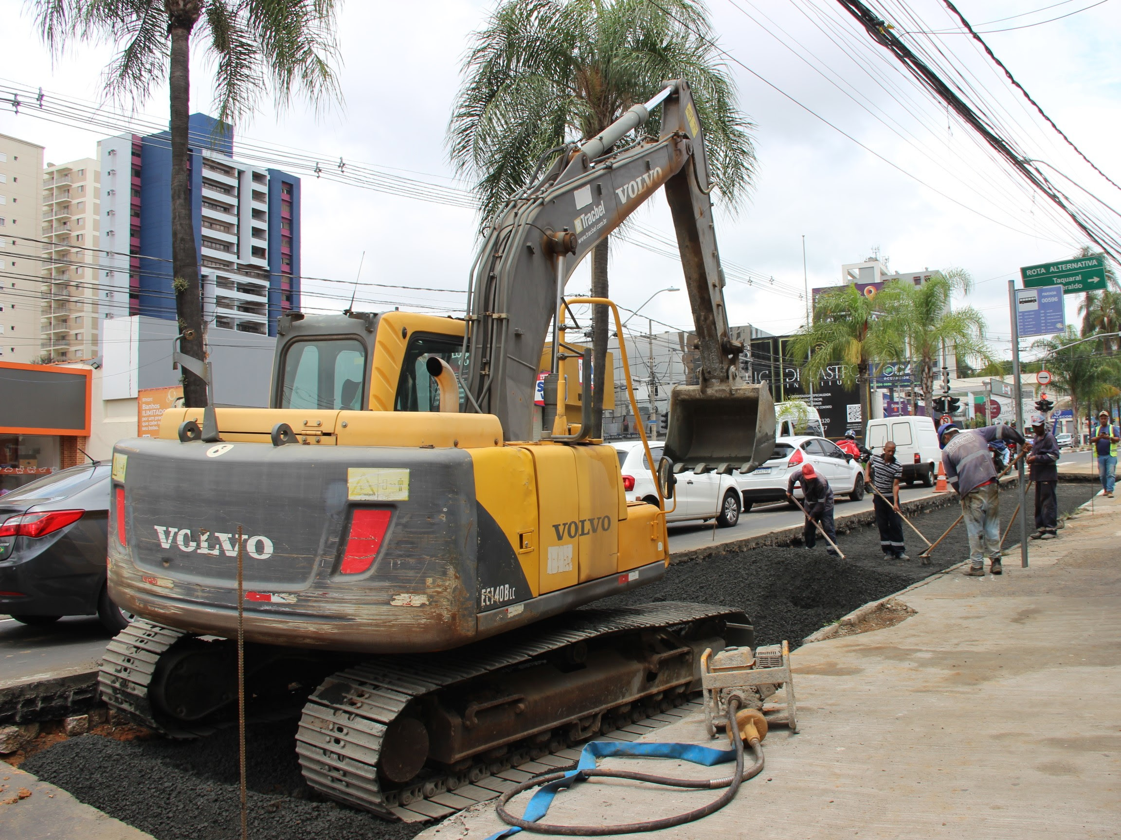 Rua General Osório recebe obras de concretagem de ponto de ônibus em Campinas