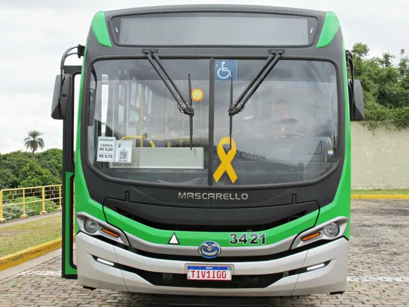Ônibus do transporte urbano recebem adesivos alusivos ao Maio Amarelo em Campinas