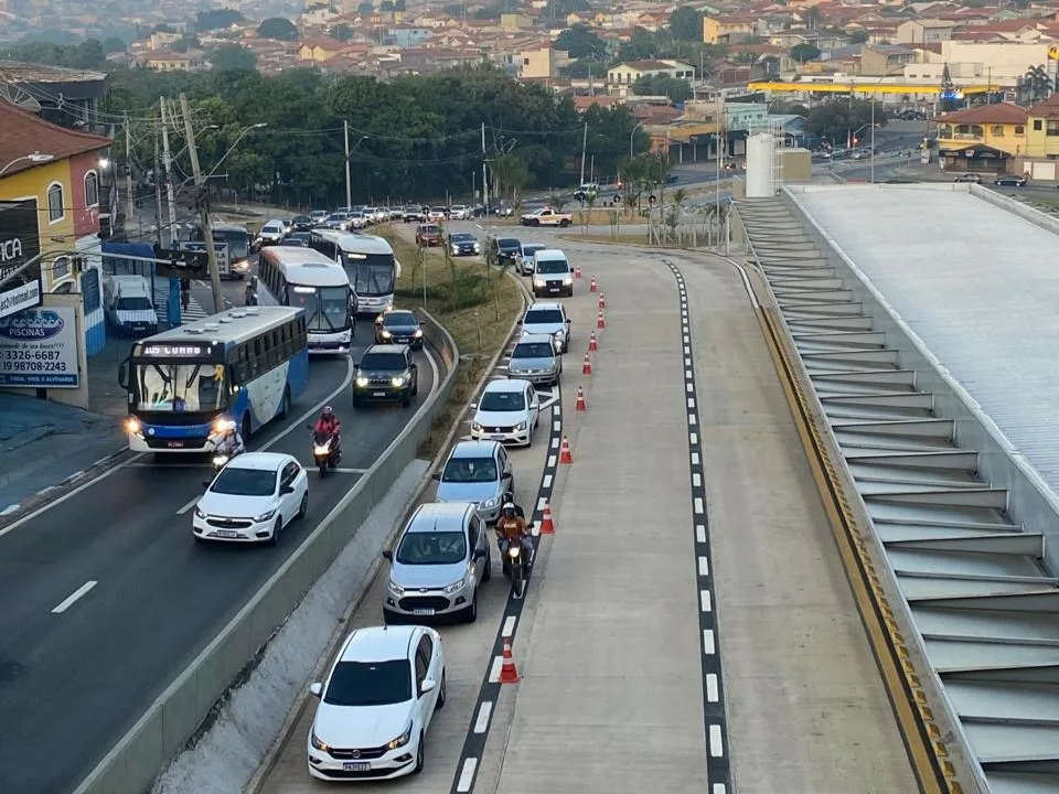 Presidente da Emdec, que anda de carro de luxo, autoriza carro dentro de terminal do BRT