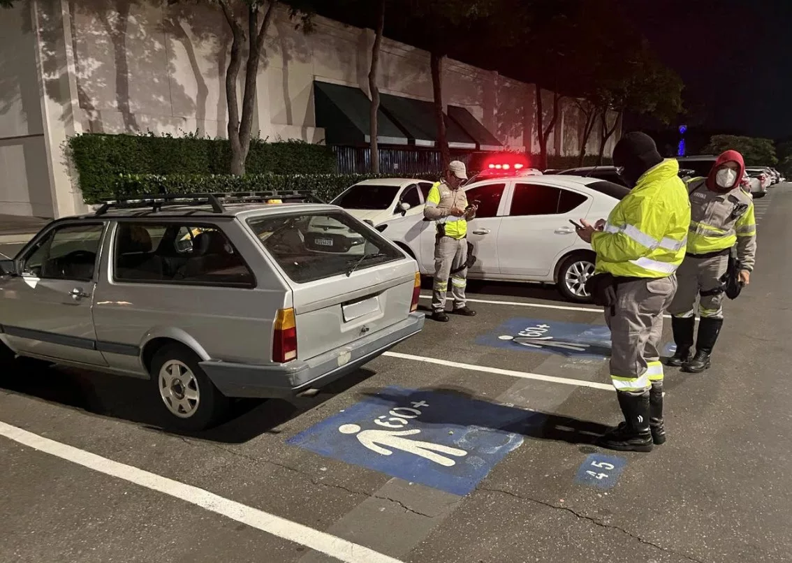 Emdec fiscaliza uso de vagas reservadas de estacionamento em shoppings de Campinas