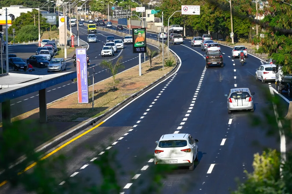 Asfalto da recém recapeada Avenida Lix da Cunha já está esfarelando e há buracos por todos os lados