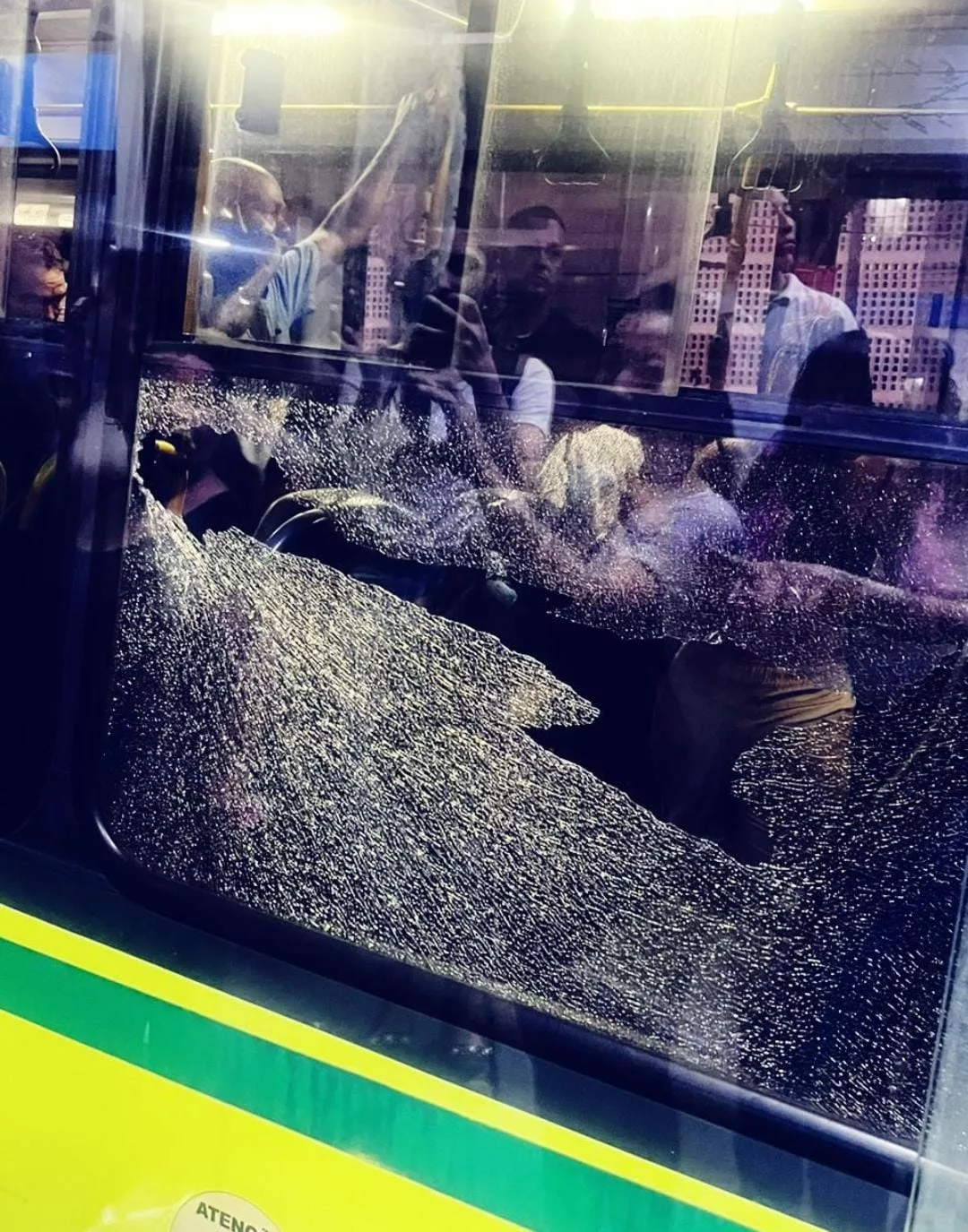Bandidos voltam a apedrejar ônibus na região da Vila Teixeira em Campinas; Uma mulher ficou ferida