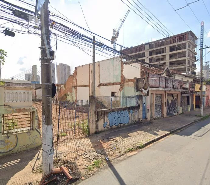 Entorno da antiga rodoviária ainda não foi revitalizado conforme prometido, mas começa a mudar