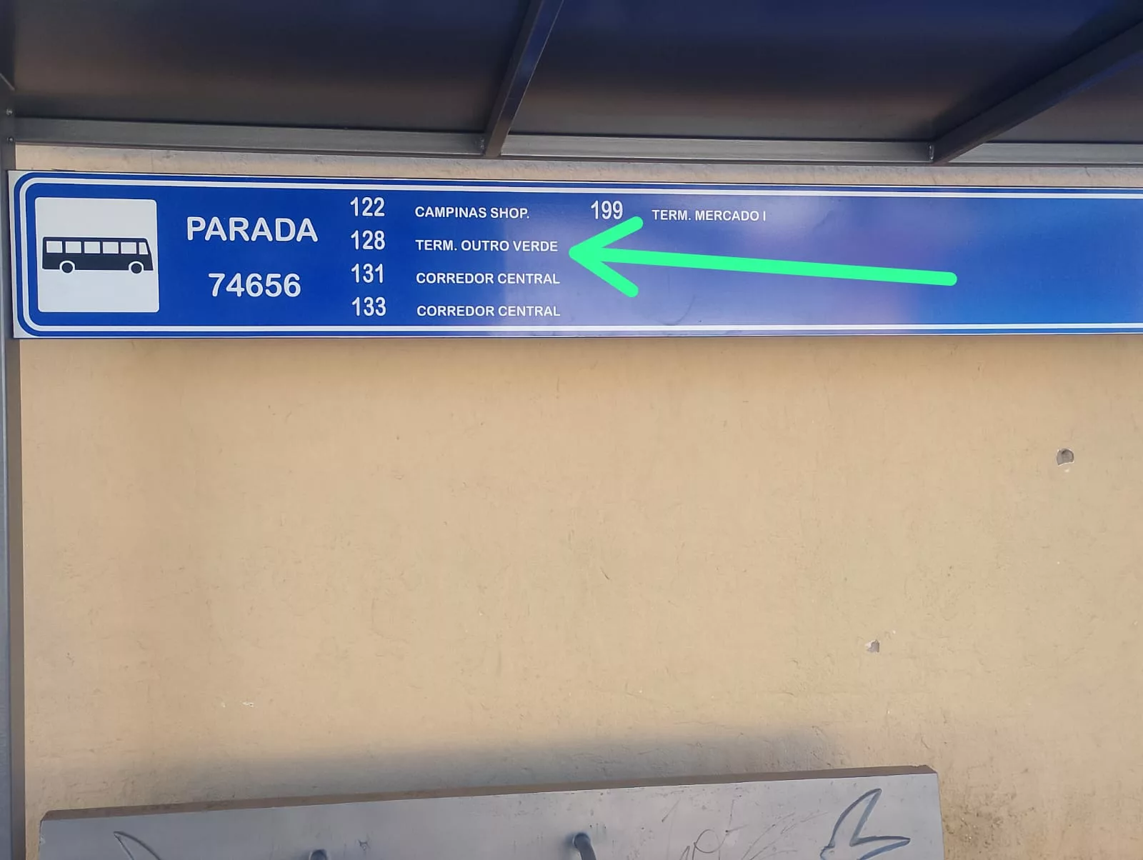 Placa de ponto de ônibus indica linha que vai pra terminal que não existe em Campinas