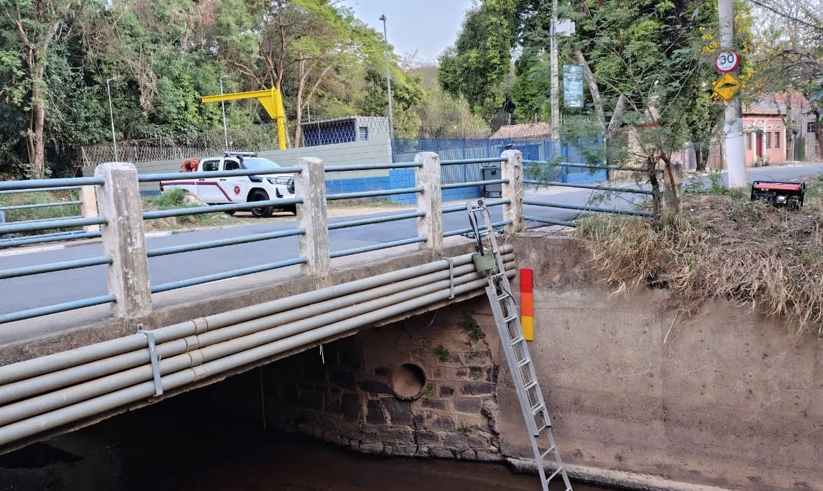 Defesa Civil instala régua para medição de nível de água em ponte no Distrito de Sousas