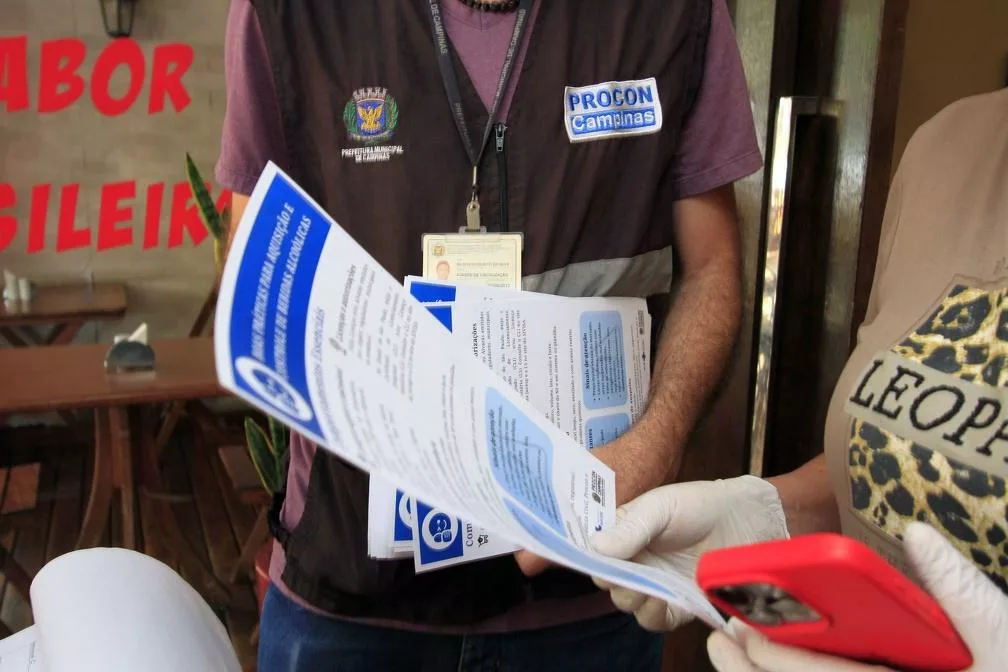 Procon e Vigilância Sanitária visitam bares e adegas para orientar sobre os perigos das bebidas clandestinas