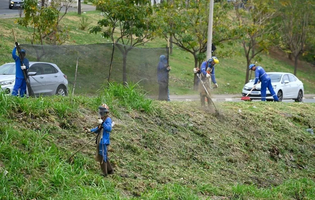 Bairros de Campinas recebem trabalhos de roçagem e limpeza de córregos