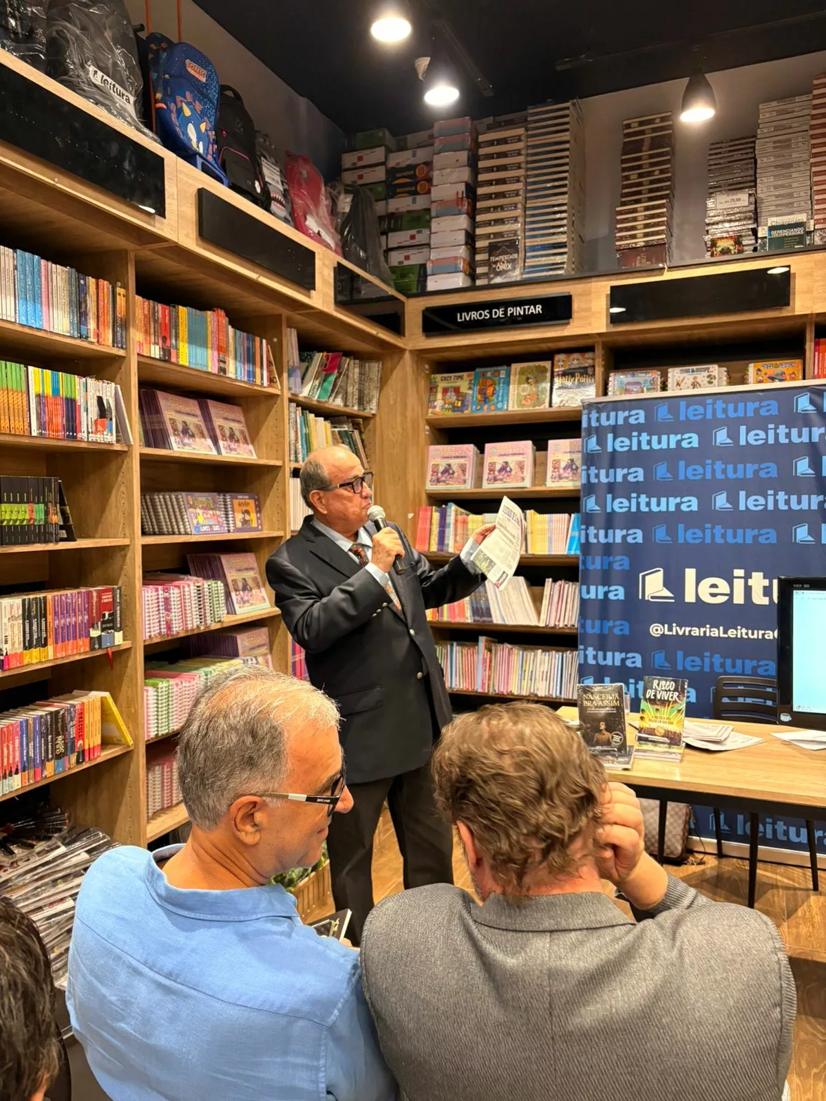 Torres Carreira lança “Nascer Já Era Assim”, um convite à consciência cidadã e à reflexão sobre o absurdo cotidiano