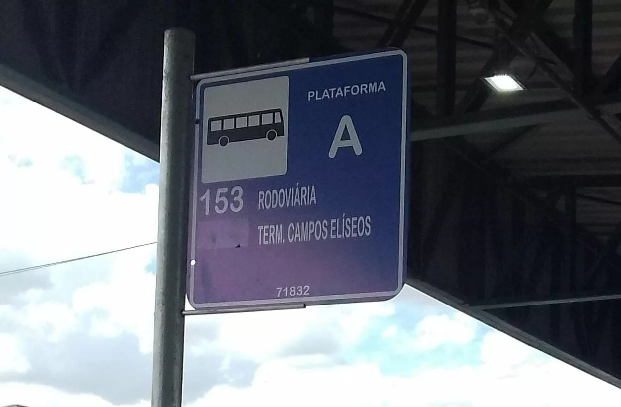 Após cobranças do ODC, Emdec melhora informação nas placas dos pontos de ônibus