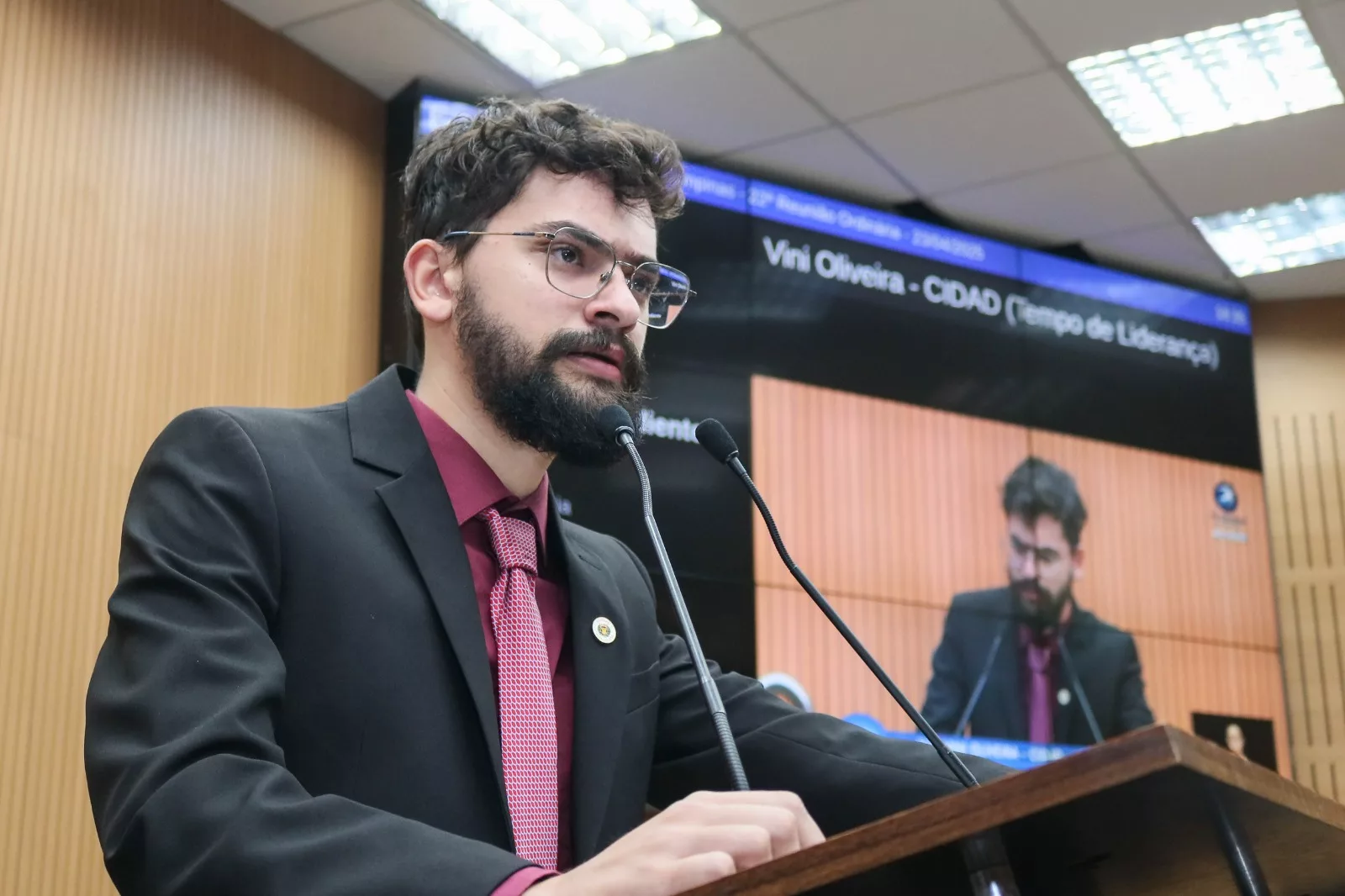 Após UTI “misteriosa”, vereador Vini Oliveira reaparece bem de saúde e é notificado pessoalmente em Comissão Processante